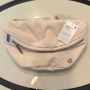 Lululemon City Adventurer Belt Bag 2.5L
Raw Linen